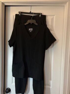 MOD Medical Black V-Neck Scrub Set for Women